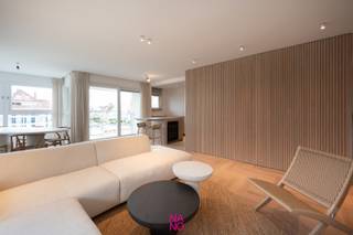 FENOMENAAL gerenoveerd hoekappartement met 3 ruime slaapkamers en een mooi terras en dit gelegen in een standingvolle villaresidentie vlakbij het casino en het Albertstrand te Knokke-Heist.<br />Dit pareltje omvat een inkomhal met vestiaire en gastentoilet, aangename woonkamer met eetplaats, uitgevend op een overdekt terras met uitzicht over het casinoplein, magnifieke leef keuken voorzien van alle nodige instrumenten ( aqualex ) en een berging met aansluiting voor wasmachine en droogkast. Verder zijn er 3 volwaardige slaapkamers waarvan de masterbedroom met ingemaakte dressingkasten en ensuite badkamer, tevens is er een tweede douchekamer. Privatieve kelder en gemeenschappelijke fietsenberging in het gebouw.<br />Mogelijkheid tot aankoop van een dubbele garagebox in de residentie.