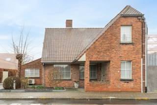 Halfopen bebouwing in het hartje van Lendelede te koop!Ontdek deze ruime halfopen bebouwing met een bewoonbare oppervlakte van 183m² gelegen op een...