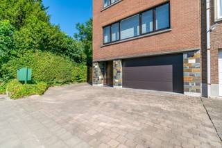 Een tijdloze, instapklare, lichtrijke en ruime bel-etage driegevel dokterswoning, <br />met oa. 3 grote slaapkamers, garage met sectionale poort + oprit/parking, terras en tuin. Ideaal voor vrij beroep of groot gezin. Rustig gelegen nabij alle faciliteiten, invalswegen en station.<br /><br />Op het gelijkvloers: inkomhal, garage met sectionale poort (31.02m²), bureelkamer (20.98m²), berging, toilet;<br />Op de eerste verdieping: overloop, zeer ruime woonkamer met open ingerichte leefkeuken (81.44m² - verlek, kookplaat, dampkap, oven, vaatwasser, frigo, diepvriezer) en aanpalend terras;<br />Op de tweede verdieping: nachthal met toilet, master bedroom (26.00m²), slaapkamers 2 & 3 (18.50 / 16.50m²) badkamer (wastafel met meubel, douche);<br />Verder: oprit voor 2 wagens/parking, ruim terras en aangenaam verzorgde tuin.<br /><br />Buitenschrijnwerk PVC dubbele beglazing + hout enkele beglazing - Verwarming / koeling via aircowarmtepompen + Centrale verwarming op mazout (condensatieketel-Viesmann-2019)<br />EPC: 393 Kwh/m² (label D: geen renovatieplicht!) - UC: 3933467<br />Perceeloppervlakte: 2a 40ca - kadastraal inkomen: 2.151 EUR<br />Nutsvoorzieningen: centraal stofzuigsysteem<br />Vrij bij akte.<br /><br />Stedenbouwkundige inlichtingen aangevraagd.