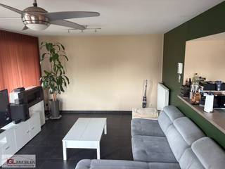 Cet appartement récemment rénové et magnifiquement aménagé est situé au premier étage d'un immeuble récent avec ascenseur. Grâce à son...