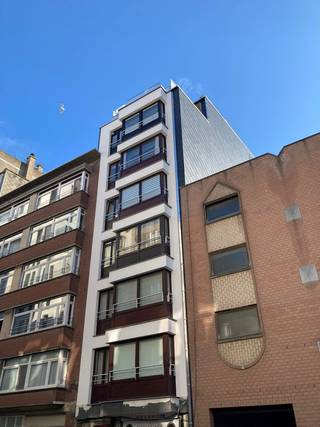 In een pas gerenoveerd gebouw, gelegen in het hart van Oostende, bieden wij dit lichtrijke appartement aan op de 4de verdieping. Het beschikt over twee ruime slaapkamers, een gezellig terras achteraan en een praktische kelderberging.<br /><br />Vanuit de leefruimte geniet u van een zijdelings zicht op het Mercatordok, terwijl u op wandelafstand bent van winkels, horeca, het strand en het station. Dankzij de centrale ligging is dit een ideale uitvalsbasis voor zowel permanente bewoning als toeristische verhuur.<br /><br />Het gebouw onderging recent een grondige renovatie, waardoor u zorgeloos kan genieten van een modern comfort in een authentiek kader. Het appartement is momenteel verhuurd, wat het ook interessant maakt als investeringspand.<br /><br />Troeven:<br /><br />Pas gerenoveerd gebouw<br /><br />4de verdieping met lift<br /><br />2 slaapkamers<br /><br />Achteraan terras<br /><br />Kelderberging inbegrepen<br /><br />Zijdelings zicht op Mercatordok<br /><br />Topligging in het centrum en nabij toeristische hotspots<br /><br />Momenteel verhuurd<br /><br />📍 Locatie: Stadscentrum Oostende<br />💼 Status: Actueel verhuurd