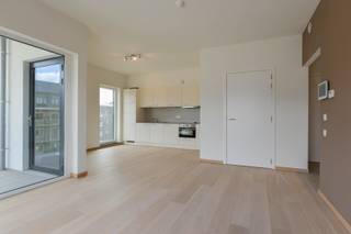 <h3> </h3>
Op de 2e verdieping in de splinternieuwe Residentie "Keizershof", bevindt zich dit knap nieuwbouwappartement. Residentie Keizerhof ligt in een zalig groene omgeving die u onmiddellijk tot rust brengt. Het stadscentrum van Oudenaarde ligt op wandelafstand! Deze goed onderhouden assistentieflat biedt een aangename en gezellige woonomgeving! Bovendien is deze eigendom een uitstekende investering voor een vastgoedbelegger. Er dient voor de aankoop van dit nieuwbouwappartement ook geen 21% BTW betaald te worden, maar slechts 12%! De residentie is voorzien voor zorgbehoevenden, maar ook voor wie nog zelfstandig woont! Er is een restaurant voorzien, welness, fitness, ... Kortom: alles wat u zoekt op 1 en dezelfde plek! <br /><br />Het appartement bestaat uit een inkomhal, lichtrijke woonkamer met terras, open keuken, ingerichte badkamer en slaapkamer. <br /><br />Adres : Remparden 14 bus 306-9700 Oudenaarde