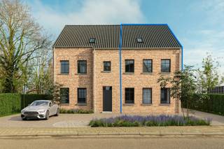 <p>Deze twee halfopen casco woningen combineren het statige uiterlijk van een villa met het comfort en de vrijheid van hedendaags wonen. Ze vormen samen één harmonieus geheel, waardoor ze in het straatbeeld lezen als één elegante villa, terwijl elke woning toch volledig zelfstandig en privé is.<br /><br />De woningen worden aangeboden in casco-staat, wat u als koper de unieke kans geeft om het interieur volledig naar eigen smaak en levensstijl af te werken. Van indeling en materialen tot technieken en afwerking: u creëert hier een thuis dat perfect bij u past. Ideaal voor wie op zoek is naar een woning met karakter, ruimte en personaliseerbaarheid, zonder in te boeten op privacy of uitstraling.<br /><br />GELIJKVLOERS<br />Inkomhal 10m² met apart gastentoilet en plaats voor vestiaire kasten.<br />Bureau gedeelte 11m².<br />Lichte, open leefruimte 43 m² met leefeetkeuken 27 m² en toegang tot berging 10m². <br /><br />1STE VERDIEPING<br />Nachthal 6 m².<br />Hoofdslaapkamer 32 m² met dressing, badkamer en toilet.<br />2de slaapkamer 16m².<br />2de badkamer 8m². <br />Wasplaats 10m².<br /><br />2DE VERDIEPING<br />Nachthal 4m² met toegang tot zolder.<br />3de slaapkamer 14 m².<br />4de slaapkamer 21m².<br />Techtnische ruimte.<br /><br />BIJZONDERHEDEN<br />Twee halfopen woningen die samen ogen als één statige villa.<br />Veel lichtinval dankzij grote, goed gepositioneerde raampartijen<br />Toekomstgericht wonen: mogelijkheid tot energiezuinig en duurzame afwerking.<br />E-peil 30 of lager<br /><br />POSITIEVE PUNTEN<br />Goede locatie<br />Duurzaam gebouwd <br />Grote slaapkamers<br />Hoge plafonds 2.75 meter<br />Nabij invals- en autosnelwegen</p>