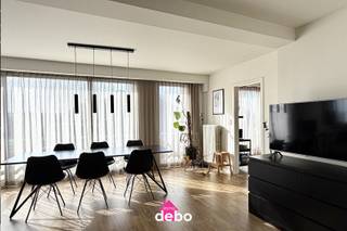 Dit lichtrijke en instapklare appartement in Harelbeke ligt op een toplocatie nabij de Leie en op wandelafstand van het centrum. Dankzij het zeer ruime terras geniet je hier van buitenruimte, rust en een open gevoel.<br /><br />Bij het binnenkomen betreed je de inkomhal met voldoende plaats voor vestiaire. Vanuit de hal krijg je toegang tot alle ruimtes van het appartement.<br />De lichtrijke leefruimte vormt het hart van de woning. Grote ramen zorgen voor een open, aangename sfeer.<br />Aansluitend vind je de leuke, praktische keuken, die vlot bereikbaar is vanuit de leefruimte en voldoende werk- en opbergruimte biedt.<br />Het appartement beschikt over twee volwaardige slaapkamers, beide geschikt als slaapruimte, bureau of hobbykamer.<br />Verder is er een badkamer met alle comfort en een apart toilet, handig gescheiden van de badkamer.<br /><br />Als grote pluspunt hebben we het zeer grote terras, ideaal om buiten te eten of te ontspannen.<br /><br />Troeven van het appartement<br />- Ruim terras<br />- EPC C — energiezuinig en conform de huidige normen<br />- Elektriciteit conform<br /><br />Het appartement is gelegen op wandelafstand van het centrum, winkels, horeca en openbaar vervoer. De Leie en de omliggende wandelroutes liggen vlakbij. Ideaal voor wie rust, natuur en bereikbaarheid wil combineren.