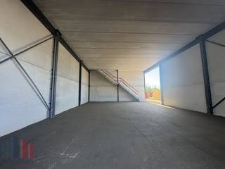 Nouvelle unité PME à vendre d'une superficie de 432 m² avec 216 m² d'espace de bureau et 7 places de parking privatives.L'entrepôt fait partie du...
