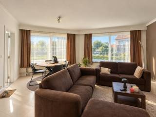 bemeubeld en instapklaar<br />gelegen op het gelijkvloers<br /><br />omvattende een inkom-/nachthal, klare living, modern ingerichte keuken, moderne badkamer, apart toilet, 2 mooie slaapkamers, 2 bergingen, ruime kelderberging en groot terras<br /><br />HP = 650 €/maand<br />HL = 50 €/maand