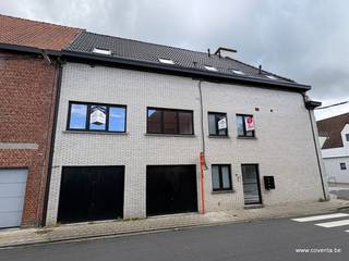 <br />Dit gerenoveerd appartement is gelegen op de eerste verdieping en bestaat uit: een inkomhal met toilet, woonkamer met aansluitende keuken, balkon, 1 slaapkamer en badkamer.<br /><br /><u>Troeven: </u><br /><br />+ Privatieve berging op het gelijkvloers<br />+ 20 euro syndickosten/maand<br />+ EPC label B<br />+ Centrale ligging <br />+ Onmiddellijk beschikbaar<br />
