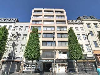 Ontdek deze studio van 36 m² op de derde verdieping van een gebouw met lift aan het Koningin Astridplein. Vanuit de studio geniet u van een uniek zicht op het centraal station van Antwerpen. De omgeving rond het Koningin Astridplein ondergaat binnenkort een grondige vernieuwing, wat deze locatie alleen maar aantrekkelijker maakt voor de toekomst.<br /><br />Indeling:<br />- Geïnstalleerde keuken<br />- Lichtrijke leefruimte<br />- Badkamer met lavabo, douchebad en toilet<br /><br />Ideaal als starterswoning of investering!<br /><br />Bent u geïnteresseerd in een appartement of woning te koop in Antwerpen? Aarzel dan niet om ons te contacteren. <br />Had u graag uw eigen eigendom te koop aangeboden contacteer ons dan voor een vrijblijvende schatting, telefonisch op het nummer 03/206.76.76 of per mail naar antwerpen@dewaele.com.<br /><br />Bestuursmaatregelen in het maatregelenregister: nee