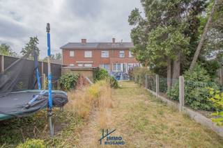 In een rustige en kindvriendelijke woonwijk in Heule bevindt zich deze ruime, instapklare woning met tal van troeven.Dankzij de centrale ligging...