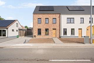 Deze energiezuinige nieuwbouwwoning geniet van een uitstekende ligging in het hart van Weelde. Gelegen in een rustige en kindvriendelijke omgeving, bevindt u zich op wandelafstand van winkels, scholen en openbaar vervoer. Hier combineert u comfortabel wonen met alle dagelijkse voorzieningen binnen handbereik.<br /><br />Indeling:<br />Via de inkomhal met apart gastentoilet betreedt u de woning. De lichtrijke leefruimte biedt voldoende plaats voor een gezellige zit- en eethoek en sluit naadloos aan op de volledig ingerichte open keuken. Deze is uitgerust met hedendaagse kwaliteits- en comforttoestellen en vormt het centrale hart van de woning. Aansluitend bevindt zich een bijzonder ruime wasplaats/berging.<br /><br />Op de eerste verdieping vindt u drie volwaardige slaapkamers en een stijlvolle badkamer, uitgerust met een inloopdouche, ligbad en een dubbele wastafel met badkamermeubel. Daarnaast is er op de nachthal een afzonderlijk toilet voorzien.<br /><br />De tweede verdieping is bereikbaar via een vaste trap en biedt een grote polyvalente ruimte met tal van mogelijkheden. Deze verdieping kan perfect ingericht worden als extra slaapkamer(s), bureau, hobbyruimte of ontspanningsruimte. Hier bevinden zich tevens de technische installaties, waaronder de warmtepomp en het ventilatiesysteem.<br /><br />Ook buiten is de woning volledig afgewerkt. De tuin is ingezaaid met gras en zowel het terras als de oprit zijn reeds volledig aangelegd, zodat u meteen kunt genieten van uw nieuwe thuis.<br /><br />De vermelde prijs is exclusief notariskosten en exclusief 21% btw op het grond- en constructieaandeel.<br /><br />Troeven:<br />*Vergunning voorziet reeds in de mogelijkheid tot het bouwen van een carport tegen de woning<br />*Energiezuinige nieuwbouwwoning (E22)<br />*Vloerverwarming<br />*Warmtepomp<br />*8 zonnepanelen<br />*Uitstekende centrumligging, op wandelafstand van winkels, scholen en openbaar vervoer