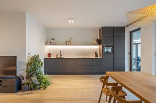 IN OPTIE - Nieuwbouwappartement met groot terras, tuin en garage<br /><br />Dit instapklare appartement heeft een bewoonbare oppervlakte van 81m2 en bevindt zich in de Lamorinièrestraat, dit is gelegen in de populaire Haringrodewijk tegenover het Groen Kwartier. Het appartement met praktische indeling is gelegen op de eerste verdieping van een recent nieuwbouwproject. Dankzij kwaliteitsvolle materialen en goede isolatie geniet u van lage verwarmingskosten. <br /><br />Indeling:<br />- lichtrijke leefruimte met open Siematic keuken<br />- groot terras sluit aan op leefruimte <br />- 2 slaapkamers<br />- badkamer met inloopdouche<br />- apart toilet<br />- berging met voorziening wasmachine<br />- gemeenschappelijke tuin<br />- gemeenschappelijke fietsenstalling<br />- autostaanplaats en extra kelderberging<br /><br />Troeven:<br />- instapklaar - nieuwbouw 2022<br />- hoogwaardig afgewerkt<br />- absolute top locatie<br />- ruim terras met zon en prachtig uitzicht<br />- lage stookkosten - BEN woning <br />- vlotte bereikbaarheid in en uit de stad<br />- autostaanplaats en privatieve kelderberging <br /><br />De autostaanplaats kan worden aangekocht aan 33.500 euro. <br /><br />Interesse? Neem gerust contact op via dit zoekertje.