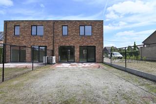 Achter de charmante vakwerkwoning aan Veerstraat 60B schuilt deze knappe, energiezuinige nieuwbouwwoning die hedendaags wooncomfort moeiteloos combineert met rust en privacy. Het pand is afgewerkt met de allernieuwste technieken en kwalitatieve materialen, wat garant staat voor duurzaam en zorgeloos wonen. De verwarming gebeurt door middel van een warmtepomp met vloerverwarming en zonneboiler in combinatie met zonnepanelen.<br /><br />Bij het betreden van de woning komt u in een verzorgde inkomhal met apart gastentoilet. Het gelijkvloers omvat verder een praktische berging, een volledig ingerichte keuken en een lichtrijke leefruimte die uitkijkt op de tuin – ideaal voor gezellige momenten met familie en vrienden.<br /><br />Op de eerste verdieping bevinden zich drie volwaardige slaapkamers, een moderne badkamer, een apart toilet en een nachthal. De hoge plafonds in zowel de dag- als nachthal creëren een uitgesproken gevoel van ruimte en licht, wat het wooncomfort aanzienlijk versterkt.<br /><br />De zolderverdieping biedt bijkomende stockageruimte.<br /><br />Buiten geniet u van een onderhoudsvriendelijke tuin met aangenaam terras, perfect om tot rust te komen. Daarnaast is er parkeergelegenheid voorzien.<br /><br />Samenvatting van de aankoopmodaliteiten:<br />Grondwaarde: € 100.000,00 + 12% registratierechten<br />Constructiewaarde: € 237.190,00 + 21% BTW<br /><br />Totale prijs: € 399.000,00 exclusief de schrijfkosten en de kosten van de nutsaansluitingen.<br /><br />Bent u op zoek naar een instapklare nieuwbouwwoning in het landelijke en gezellige Wellen? Dan is deze woning absoluut een bezoek waard. Neem vandaag nog contact op voor meer informatie of een bezichtiging.