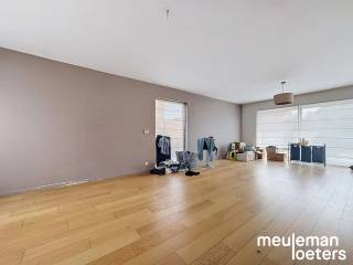 Deze charmante woning in Oostkamp biedt een perfecte combinatie van comfort en functionaliteit, ideaal voor gezinnen die op zoek zijn naar rust en ruimte. <br />De woning beschikt over een ruime tuin, waar u kunt genieten van zonnige dagen en gezellige momenten met familie en vrienden.<br /><br />Binnen vindt u drie comfortabele slaapkamers die voldoende plaats bieden.<br />De badkamer is modern ingericht met een ligbad en douche, waardoor het dagelijkse comfort gegarandeerd is.<br /><br />Daarnaast beschikt het pand over een garage, wat extra opslagruimte en parkeermogelijkheden biedt. <br />Deze praktische extra maakt het geheel compleet en draagt bij aan het woonplezier in deze mooi gelegen woning.