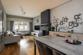 Op een hoekperceel van 83 m² bevindt zich deze goed onderhouden woning met een bewoonbare oppervlakte van ca. 119 m².<br />De ligging is zeer centraal met winkels en openbaar vervoer op wandelafstand. Er is ook een vlotte bereikbaarheid naar het centrum van Antwerpen, Wilrijk en Hoboken.<br />Dankzij diverse renovaties doorheen de jaren betreft dit een instapklare en comfortabele woning.<br />In 2009 werd het platte dak vernieuwd, in 2023 een nieuwe condensatieketel geplaatst en werd in 2024 zowel de keuken als de badkamer volledig gerenoveerd.<br /><br /><u>Indeling:</u><br />Binnenkomen doen we in de inkomhal die toegang geeft tot de lichtrijke leefruimte waar een pelletkachel zorgt voor extra gezelligheid. Aansluitend bevindt zich de geïnstalleerde keuken. Op het gelijkvloers werd er voorzien in de badkamer met dubbele lavabo, toilet en een ruime inloopdouche. Verder is er achteraan een kleine koer aanwezig zodat er kan genoten worden van de buitenlucht.<br /><br />Op de verdieping leidt de nachthal naar drie slaapkamers. Daarnaast bevindt zich hier ook een praktische wasberging.<br /><br />Tot slot beschikt de woning over een ruime kelder van ongeveer 62 m², die tal van mogelijkheden biedt en ideaal is als opslagruimte.<br /><br /><u>Troeven van de woning:</u><br />- Hoekwoning met veel lichtinval<br />- Bewoonbare oppervlakte van ca. 119 m²<br />- 3 slaapkamers<br />- Recente keuken en badkamer (2024)<br />- Nieuwe condensatieketel (2023)<br />- Vernieuwd plat dak (2009)<br />- Ruime kelder (± 62 m²)<br />- Gunstig EPC<br />- Asbestveilig<br /><br /><br />Een ideale woning voor wie op zoek is naar een verzorgde woning met praktische indeling en centrale ligging.<br /><br />📄 Gedetailleerde plannen en alle nodige attesten vindt u op de website van Wellimmo onder de rubriek “Documenten”.<br />📞 03 225 00 68<br />📧 gerd@wellimmo.net<br />🌐 www.wellimmo.net