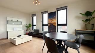 <p>Gemeubeld appartement van ca. 88 m² op de 10de verdieping van residentie ‘London Tower’, met een spectaculair uitzicht over de skyline van Antwerpen, het MAS, de Schelde en de haven.<br /><br />Het modern ingerichte appartement is netjes afgewerkt met een doorlopende eikenparketvloer. De ruime leefruimte geniet dankzij de kamerhoge raampartijen van een prachtige lichtinval en sluit aan op de open keuken, uitgerust met kookplaat, oven, microgolfoven, vaatwasser, koelkast en diepvriezer.<br /><br />Via het inpandige terras geniet u optimaal van het unieke uitzicht.<br /><br />De lichte masterbedroom beschikt over een dressingkast. De tweede slaapkamer is ideaal als gastenkamer. De badkamer is voorzien van een inloopdouche en lavabomeubel met spiegelkast. Verder zijn er een apart gastentoilet en een praktische berging met wasmachine en droogkast.<br /><br />Een private kelderberging en autostaanplaats zijn inbegrepen in de huurprijs.<br /><br />Gemeenschappelijke lasten: €150/maand.<br />Provisie voor verwarming, elektriciteit, water en internet-TV: €300/maand.<br /><br />Beschikbaar vanaf 1 oktober 2026.</p>