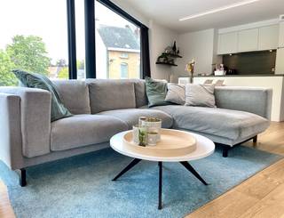 Dit appartement is gelegen op de eerste verdieping in een recent gebouw met lift en bestaat uit een ruime en lichtrijke leefruimte met grote raampartijen en open geïnstalleerde keuken (dubbele spoelbak, keramische kookplaat, vaatwas, oven, dampkap, koelkast). <br /><br />Verder beschikt het appartement over een apart gastentoilet, een bergruimte, een bureauruimte en twee ruime slaapkamers met elk een ensuite badkamer. Tevens werd een zonneterras voorzien. Dit modern appartement werd ingericht met de beste materialen (verduistering en verlichting reeds voorzien) en beschikt over grote raampartijen waardoor een gevoel van openheid en ruimte wordt gecreëerd. Een dubbele ondergrondse staanplaats is inbegrepen in de huurprijs! <br /><br />Huurprijs € 975 / maand + € 65 / maand gemeenschappelijke kosten. Beschikbaar vanaf 01/10/2026.