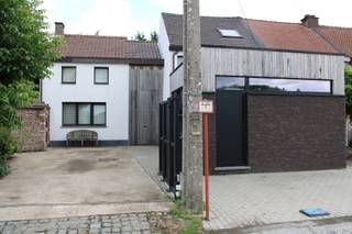 Deze eigendom combineert twee woningen tot één geheel met praktisch ingerichte bureauruimte en heel wat andere mogelijkheden. Ideaal voor wie wonen...