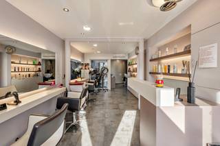 <p>Dit hedendaagse en uitstekend onderhouden gebouw biedt een unieke combinatie van wonen en werken, ideaal voor wie op zoek is naar een stijlvolle en functionele totaaloplossing of investeringsmogelijkheid.</p>
<p>Op het gelijkvloers bevindt zich een instapklare handelsruimte die zich perfect leent voor diverse activiteiten, zoals een kapperszaak, schoonheidssalon of andere dienstverlenende beroepen. De ruimte werd met de grootste zorg onderhouden en straalt professionaliteit en kwaliteit uit.</p>
<p>Daarboven vindt u een prachtig duplex appartement met twee slaapkamers. De woonst is smaakvol en modern afgewerkt, met oog voor detail en comfort.</p>
<p>De keuken heeft een gezellig lichtrijk terrasje, en sluit naadloos aan bij de eetgelegenheid en leefruimte. De trap leidt u naar een eerste slaapkamer met kwaliteitsvolle en oogstrelende badkamer. Een tweede slaapkamer op het bovenste verdiep biedt u alle rust en comfort. Dankzij de doordachte indeling en hoogwaardige afwerking geniet u hier van een aangename en lichtrijke leefomgeving.</p>
<p>Zowel de handelsruimte als het appartement verkeren in uitstekende staat en werden steeds met zorg behandeld. Bovendien beschikt het gebouw over sterke energetische prestaties, wat bijdraagt aan een duurzame en energiezuinige toekomst.</p>
<p>Noot: het handelsgelijkvloers is terug omvormbaar naar woongelegenheid, mits goedkeuring van bestemmingswijziging.</p>
<p>Een bezoek ter plaatse zegt meer dan 1000 woorden:</p>
<p>Tel 09 274 15 53</p>
<p>Mail floris@cornelis-goeman.be</p>