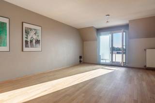 Interesse in dit leuk appartement? Neem rechtstreeks contact op met dries@meerinfo.immo of bel 0477/26.76.98<br />
<p>Dit aangename en verrassend ruime <strong>triplex dakappartement</strong> is gelegen aan de Heppenstraat in Beringen en onderscheidt zich door zijn bijzondere indeling over meerdere verdiepingen, twee ruime slaapkamers, een gezellig balkon en een gunstig <strong>EPC-label B</strong>. Het appartement combineert ruimte en comfort met een centrale ligging en vormt hierdoor een interessante opportuniteit voor zowel eigen bewoning als investering. Op de <strong>derde verdieping</strong> bevindt zich het leefgedeelte van het appartement, een aangename en lichtrijke <strong>woonkamer</strong> met toegang tot het balkon, met aansluitend de <strong>keuken</strong>, voorzien van een praktische afzonderlijke berging. Zowel de keuken als de woonkamer zijn uitgerust met <strong>airconditioning</strong>, waardoor het ook tijdens warme zomerdagen aangenaam vertoeven is. Op de volgende verdieping bevinden zich: een ruime slaapkamer, een badkamer uitgerust met zowel <strong>ligbad als douche, </strong> en een afzonderlijk toilet. De <strong>zolderverdieping</strong> werd ingericht als een ruime tweede slaapkamer. Door de verdeling van de verschillende woonfuncties over meerdere verdiepingen ontstaat een aangenaam gevoel van ruimte en privacy dat je niet snel terugvindt in een klassiek appartement. Met een <strong>EPC-label B</strong> beschikt het appartement over een gunstige energieprestatie. De aanwezige airconditioning in de keuken, woonkamer en slaapkamer verhoogt bovendien het wooncomfort aanzienlijk. Het appartement bevindt zich aan de <strong>Heppenstraat in Beringen</strong>, op een centrale en goed bereikbare locatie, winkels, scholen, horeca en openbaar vervoer bevinden zich op korte afstand. Ook het centrum van Beringen en de belangrijkste verbindingswegen zijn vlot bereikbaar.<br />Ondergrondse garage van 2,85m x5,66 m voor 18.000 euro bij aan te schaffen<br />Interesse: neem rechtstreeks contact op met de eigenaar dries@meerinfo.immo of bel: 0477/26.76.98</p>
<p></p>