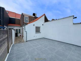 VOLLEDIG GERENOVEERDE STADSWONING met UITSTEKENDE LIGGING aan het STATION VAN OUDENAARDE. Deze woning werd in 2025 VOLLEDIG GERENOVEERD met oog...