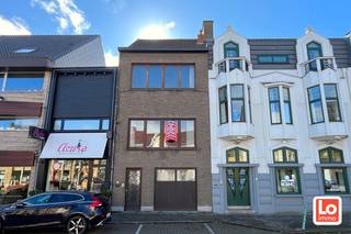Volledig te renoveren woning op een commerciële topligging in het centrum van Lochristi. Dit pand heeft op de gelijkvloers een ruime garage welke...