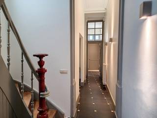 Zeer charmante authentieke herenwoning op één van de mooiste idyllische locaties in het centrum van Lier (Vismarkt). Men kijkt uit op de Binnennete en de verlichte bruggetjes. Buiten deze enorme troef is het maar mooi meegenomen dat alles zich op wandelafstand bevindt. Wat de indeling betreft: mooie inkom met gastentoilet en toegang tot de droge kelder met wasplaats. Vooraan bevindt zich de keuken en een eetplaats die uitgeven op een patio van 5 m². Achteraan, met toegang tot een groot terras/binnentuintje kan men de ruimte gebruiken als bureau, extra zitplaats of slaapkamer. Het terras (30 m²) is ingesloten, zuidwestelijk georiënteerd en omgeven door groen. Een grote leefkamer strekt zich uit over de 1ste verdieping. Op de tweede verdieping vinden we een zeer ruime slaapkamer en een badkamer met inloopdouche, ligbad en dubbele wastafel. Het toilet is apart. De derde verdieping bestaat uit een mezzanine met aansluitend een slaapkamer. Bijna alle vloeren bestaan uit parket of plancher. Voor inlichtingen of een bezoek: 0472/250.280. Stedenbouwkundige inlichtingen in aanvraag.