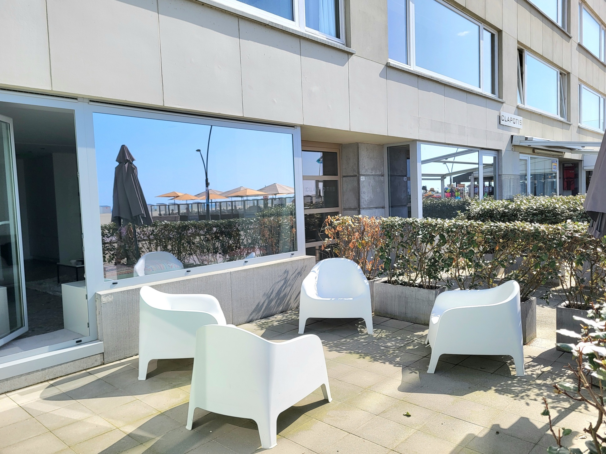 Prachtig gerenoveerd 3 slaapkamer appartement op de Zeedijk van Oostduinkerke te koop - foto 4