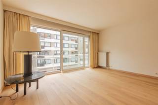 <p><span>Welkom in dit stijlvolle en instapklare appartement, ideaal gelegen in het </span><i><span><strong>hart van Knokke</strong></span></i><span>, op </span><i><span>wandelafstand </span></i><span>van de </span><i><span>Zeedijk</span></i><span>, de </span><i><span>winkelstraten </span></i><span>en de </span><i><span>gezellige horecazaken</span></i><span>.</span></p><p><span>Hier geniet u van een </span><i><span><strong>perfecte combinatie</strong></span></i><span> van </span><i><span>ruimte, comfort</span></i><span> en een </span><i><span>hoogwaardige afwerking</span></i><span>, waardoor dit appartement zowel als </span><i><span><strong>vaste woonst</strong></span></i><span> of als </span><i><span><strong>tweede verblijf </strong></span></i><span>een uitstekende keuze vormt.</span></p><p><span>Bij het betreden van het appartement wordt u verwelkomd in een verzorgde inkomhal met praktische vestiairekast en een apart gastentoilet. </span></p><p><span>De riante en lichtrijke woonkamer vormt het kloppende hart van de woning en sluit naadloos aan op de volledig ingerichte open keuken. </span></p><p><span>Grote raampartijen zorgen voor een overvloed aan natuurlijk licht en geven toegang tot het zonnige terrasje aan de voorzijde, waar u in alle rust kunt genieten van het levendige Knokke.</span></p><p><span>Het appartement beschikt over </span><i><span><strong>twee volwaardige slaapkamers</strong></span></i><span>, elk voorzien van een op maat gemaakte kastenwand en een </span><i><span><strong>eigen en-suite badkamer</strong></span></i><span>. De ruime master-bedroom beschikt over een stijlvolle badkamer met ligbad, lavabo en toilet, terwijl de tweede slaapkamer werd uitgerust met een moderne </span><i><span><strong>douchekamer en-suite</strong>.</span></i><span> </span></p><p><span>Beide slaapkamers bieden rechtstreeks toegang tot het tweede terras/balkon  aan de achterzijde, een aangename en rustige buitenruimte om de dag ontspannen te beginnen of af te sluiten.</span></p><p><span>Een praktische berging in de inkomhal biedt extra opbergruimte en verhoogt het dagelijkse wooncomfort. </span></p><p><span>De kwalitatieve afwerking met </span><i><span><strong>natuursteen</strong></span></i><span> en het recent vernieuwde </span><i><span><strong>massief parket</strong></span></i><span> zorgen voor een warme, tijdloze uitstraling en onderstrepen het </span><i><span>luxueuze karakter</span></i><span> van dit appartement.</span></p><p><span>Dankzij de <strong>uitstekende ligging,</strong> de <strong>twee volwaardige slaapkamers</strong> met elk een eigen badkamer, de <strong>twee buitenruimten</strong> en de <strong>instapklare afwerking</strong> biedt dit appartement alles wat u verwacht van comfortabel wonen aan zee. </span></p><p><span>Een </span><i><span><strong>unieke opportuniteit </strong></span></i><span>voor wie op zoek is naar <u>kwaliteit</u>, <u>ruimte</u> en een<u> zorgeloze woonervaring</u> in één van de </span><i><span>meest gegeerde badplaatsen van België.</span></i><span> </span></p><p>De <strong>troeven</strong> van deze buitenkans : ruimte <strong>|</strong> gunstige EPC -B score <strong>|</strong> direct beschikbaar <strong>|</strong> instapklaar<strong> | </strong>2 kamers <strong>| </strong>2 badkamers <strong>|</strong> 2 terras-balkon</p><p><u>Bezoeken enkel op afspraak</u>:   info@rented.be <strong>|</strong> 078 482000 <strong>|</strong> www.rented.be</p>