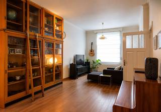 Ruime instapklare woning met 4 slaapkamers, zonnige tuin en EPC B in een rustige straat<br /><br />Op zoek naar een instapklare woning met veel ruimte, licht en een gezellige buitenruimte? Dan is deze karaktervolle woning in de rustige Generaal Mahieustraat absoluut een bezoek waard.<br /><br />Deze ruime woning combineert comfortabel wonen met een praktische indeling en een uitstekende ligging op wandel- en fietsafstand van winkels, scholen en openbaar vervoer.<br /><br />Op het gelijkvloers bevindt zich een lichtrijke leefruimte met aansluitend een volledig uitgeruste keuken. Vanuit de keuken heeft u directe toegang tot het terras en de zonnige tuin met luifel. Verder beschikt het gelijkvloers over een apart gastentoilet, een praktische berging en een grote droge kelder.<br /><br />De eerste verdieping omvat twee ruime slaapkamers en een recent gerenoveerde badkamer. Op de tweede verdieping bevinden zich nog twee volwaardige kamers die perfect kunnen dienen als slaapkamer, bureau, hobbyruimte of logeerkamer.<br /><br />Dankzij de vier volwaardige kamers, het EPC-label B en de centrale ligging biedt deze woning een ideale combinatie van ruimte, comfort en energiezuinig wonen.<br /><br />**Extra troeven**<br />✓ EPC label B incl. nieuwe condensatieketel (2025)<br />✓ 4 ruime en flexibel inzetbare kamers<br />✓ Zonnige tuin met terras en luifel<br />✓ Gerenoveerde badkamer<br />✓ Recente kwalitatieve keukentoestellen<br />✓ Elektrische installatie conform<br />✓ Asbestvrij<br />✓ Grote droge kelder en aparte berging<br />✓ Rolluiken en vliegenramen aanwezig<br />✓ Mogelijkheid tot overname huur garage<br />✓ Rustige maar centrale ligging<br /><br />📞 Interesse? Contacteer ons vandaag nog voor een bezoek via 0499/56.74.32 of via schweiger_diana@hotmail.com.<br /><br />Privéverkoop — gelieve geen contact op te nemen door immokantoren of vastgoedmakelaars.
