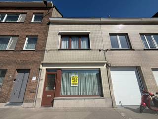 Bent u op zoek naar een woning die u volledig naar eigen smaak kan renoveren? Deze karaktervolle woning, gebouwd rond 1930 en gelegen in Oostende, biedt een mooie basis en tal van mogelijkheden voor wie graag de handen uit de mouwen steekt.<br /><br />Met een bewoonbare oppervlakte van ca. 152 m² op een perceel van 92 m² beschikt deze woning over een praktische indeling. Op het gelijkvloers vindt u de leefruimte met aansluitend de keuken en badkamer. Achteraan bevindt zich een aangename, zuidgerichte koer van ca. 26 m² — een ideale plek om te genieten van zon en rust.<br /><br />De eerste verdieping omvat twee volwaardige slaapkamers. Op de tweede verdieping bevindt zich een derde slaapkamer en een extra opbergkamer, perfect als bureau, dressing of hobbyruimte.<br /><br />Een bijkomende troef is de afzonderlijke garage aan de overzijde van de straat, gelegen in een kleinschalig garagecomplex en bereikbaar via een doorrit. Deze kan optioneel worden aangekocht voor €25.000.<br /><br />De woning is momenteel niet verhuurd en onmiddellijk beschikbaar bij akte. Houd rekening met renovatiewerken (EPC-label F, elektriciteit niet conform), wat u de kans geeft om deze woning volledig te moderniseren naar hedendaags comfort en energiezuinigheid.<br /><br />Interesse of een bezoek plannen? Contacteer Louis op +32 493 18 27 84.
