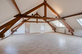 Wonen in een oase van rust, in het stadscentrum van Kortrijk? Dan is dit appartement absoluut de moeite waard om te bezichtigen. Dit appartement is gelegen pal in het historische stadscentrum op wandelafstand van de Grote Markt, het Begijnhofpark, de Onze-Lieve-Vrouwekerk en het nieuwe museum Abby. Dit appartement is gelegen op het tweede verdiep van een kleinschalig gebouw, bestaande uit 3 woonappartementen.Indeling van het appartement: - Ruime leefruimte met veel lichtinval - Keuken voorzien van keramische kookplaat, oven, vaatwas - 2 slaapkamers - Badkamer voorzien van dubbele lavabo, toilet en douche Extra: bij het appartement kan een parkeerplaats tegen de vaste prijs van 25.000 euro aangekocht worden. Wenst u meer info over deze woning of wenst u een bezoek ter plaatse? Contacteer Alissia Dewitte (0472 18 64 21 - alissia.dewitte@dewaele.com) of Yoshi Vandeginste (0474 49 50 38 - yoshi.vandeginste@dewaele.com)