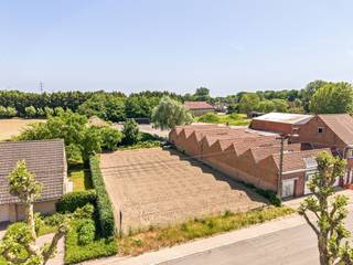 Vous recherchez un terrain à bâtir à Wielsbeke pour y construire la maison de vos rêves ? Alors ce terrain de 721 m², situé dans la paisible rue Heirweg, est une opportunité unique.Ce terrain à bâtir est destiné à une construction ouverte et se trouve dans un environnement agréable, verdoyant et résidentiel où le calme et l'intimité sont au cœur de la vie. Vous bénéficiez en même temps d'un accès facile au centre de Wielsbeke et aux communes environnantes.Grâce à son emplacement idéal, les commerces, les écoles, les transports en commun et les principales voies d'accès se trouvent à proximité. Ce site allie ainsi sans effort la tranquillité de la vie à la campagne à une excellente accessibilité et au confort au quotidien.Le terrain offre de nombreuses possibilités pour construire une maison familiale spacieuse avec jardin, entièrement adaptée à vos souhaits et à vos besoins en matière d'habitat. De plus, il n'y a aucune obligation de construire, ce qui vous laisse la liberté de réaliser votre projet de construction au moment qui vous convient le mieux.Atouts✔ Terrain à bâtir de 721 m²✔ Destiné à une construction non mitoyenne✔ Emplacement calme et verdoyant✔ Aucune obligation de construire✔ Beaucoup d'intimité et de confort de vie✔ Accès rapide au centre-ville et aux axes routiers✔ À proximité des commerces, des écoles et des transports en commun✔ Idéal pour construire la maison de vos rêvesUne opportunité intéressante pour ceux qui recherchent un terrain à bâtir situé au calme à Wielsbeke, offrant de nombreuses possibilités et une excellente accessibilité.Vous souhaitez plus d'informations ou visiter les lieux ? luna@immobeguin.be
