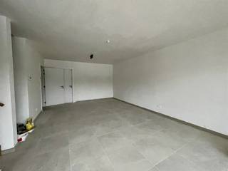 <p>Op zoek naar een stijlvol, energiezuinig app. op een toplocatie? Dan is nieuwbouwappartement in het centrum van Glabbeek precies wat u zoekt. De centrale ligging zorgt ervoor dat winkels, scholen en openbaar vervoer zich op wandelafstand bevinden, waardoor u geniet van zowel rust als optimale bereikbaarheid.<br /><br />Bij het betreden van het appartement wordt u meteen verwelkomd in een lichtrijke leefruimte met grote raampartijen die zorgen voor een aangename, natuurlijke lichtinval. De open indeling creëert een ruimtelijk gevoel en vormt het hart van de woning. De volledig geïnstalleerde keuken is uitgerust met moderne toestellen en sluit naadloos aan op het terras met prachtig open zicht op de omliggende natuur — ideaal voor gezellige etentjes of een ontspannen koffiemoment in de buitenlucht. Een zeldzame luxe in het centrum van de gemeente. <br /><br />Het appartement beschikt over drie volwaardige ruime slaapkamers en aparte bureau. De master bedroom biedt extra comfort dankzij de aansluitende dressing, wat zorgt voor een praktische en stijlvolle indeling. De moderne badkamer is strak en hedendaags afgewerkt en voorzien van een ruime inloopdouche een bad en een dubbele lavabo. Het appartement heeft tal van extra voordelen: een privatieve parkeerplaats, een handige berging op de kelderverdieping en gemeenschappelijke laadpunten in de voortuin. <strong>Het appartement is beschikbaar vanaf 01/01/2027</strong><br /><br />Interesse? Bel of mail ons voor een bezoek sally@connect-immo.be of 0478 570 999<br />24137-G-OMV_2021096825/EP18437/SV/A001/D01/SD007 - label A</p>