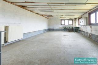 Kom deze eigendom bezoeken op 21 maart zonder afspraak! <br /><br />Ben je een kleine zelfstandige op zoek naar extra ruimte voor je activiteit? Of heb je nood aan heel wat opslagplaats? Dan is deze veelzijdige bungalow precies wat je zoekt!<br /><br />Deze eigendom geniet van een strategische ligging langs een vlotte verbindingsweg tussen Brakel en Oudenaarde. Je profiteert hier van een uitstekende bereikbaarheid én van een groene, rustige omgeving achteraan het perceel – de perfecte combinatie van werken en wonen.<br /><br />De woning biedt een praktische en doordachte indeling met een dubbele garage, inkomhal, drie volwaardige slaapkamers, een lichtrijke en ruime woonkamer, keuken, badkamer, veranda, kelder en extra bergruimte. Via een vaste trap bereik je de zolder, die momenteel ingericht is als stockageplaats.<br /><br />U kan makkelijk deze woning naar een D label brengen door de vloer die grenst aan de kelder te isoleren, de aanwezige isolatie op de zoldervloer te verdikken naar 18cm isolatie en plaatsen van zonnepanelen. <br /><br />Een absolute troef is de polyvalente ruimte achteraan, die zowel bereikbaar is via de garage als via een aparte toegang langs achter. Ideaal voor zelfstandige activiteit, atelier, opslag of hobbyruimte. Benieuwd naar de mogelijkheden? Ontdek zelf het potentieel van deze eigendom!<br /><br />Interesse? Neem vandaag nog contact met ons op voor meer informatie of een bezoek.<br />📞 055 59 50 10<br />📧 stefanie@vastgoedbrowaeys.be