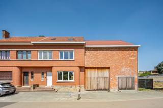 <p><span>Saint-Trond : Charmante maison spacieuse de 5 chambres offrant un immense potentiel</span></p><p><span> </span></p><p><span>Cette agréable maison a été très bien entretenue au fil des ans et récemment rénovée, ce qui a permis d'obtenir d'excellents résultats sur le plan énergétique. Elle est située dans la verdoyante ville de Saint-Trond, à proximité de toutes les commodités. </span></p><p><span>Elle comprend un agréable hall d'entrée donnant accès à un salon lumineux, avec une cuisine rénovée et un débarras attenants ; le premier étage comprend 3 chambres et une première salle de bains. On accède aux combles par un escalier fixe ; cet espace a été entièrement aménagé et comprend deux chambres supplémentaires ainsi qu’une salle de bains avec douche. À côté de la maison se trouve un atelier très spacieux, qui offre un énorme potentiel d’extension ou d’activité indépendante. </span></p><p><span>L'espace jardin est aménagé de manière agréable et facile d'entretien, et offre une intimité suffisante. Grâce à la configuration semi-ouverte de la maison, un passage permet également d'accéder en voiture à l'annexe, qui peut parfaitement servir d'espace de stockage à condition d'y installer un toit. </span></p><p><span>Vous recherchez une maison bien rénovée et prête à emménager dans la belle ville de Saint-Trond ? Ne cherchez plus et prenez rendez-vous dès aujourd’hui ! </span></p><p><span> </span></p>