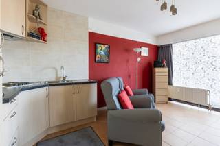 <p>Koksijde : Ontdek dit appartement met één aparte slaapkamer, ideaal als vaste woonst, tweede verblijf of investering. Het appartement beschikt over een ruime leefruimte met een open keuken en directe toegang tot een ruim terras waar u volop van de rust kan genieten.</p>
<p>De aparte slaapkamer biedt het nodige comfort en privacy. Dankzij de centrale maar rustige ligging in Koksijde bevindt u zich op wandelafstand van winkels, openbaar vervoer en het strand, zonder in te boeten op rust en woonkwaliteit.</p>
<p>Troeven : </p>
<ul><li>Ruim terras! </li><li>Rustig gelegen! </li><li>Incl. kelder! </li></ul>
<br />Meer informatie? Contacteer ons op 058 51 23 23 of op christian@eraservimo.be
<p><strong>Interesse? Contacteer ons vrijblijvend voor meer informatie of een bezoek.</strong></p>