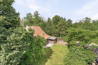 Prachtige hoeve te koop op een perceel van 22 are!Deze hoeve is volledig gestript en gerenoveerd vanaf 2012-....Via de grote houten poort kom je op...