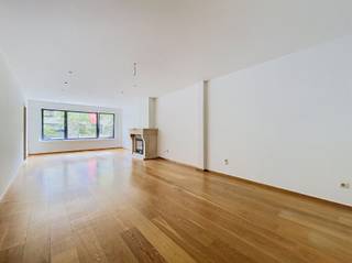 <p><span>Ruim appartement in Brasschaat met groot terras</span></p><p><span> </span></p><p><span>Dit appartement is gelegen op de eerste verdieping (zonder lift) aan de Bredabaan, in het centrum van Brasschaat, vlakbij openbaar vervoer, winkels en horeca. </span></p><p><span>De woonst kom je binnen in de ruime en lichtrijke woonkamer op parketvloer met gashaard. De keuken is volledig en praktisch ingericht met ijskast, kookvuur, dampkap, vaatwasser en spoelbak. </span></p><p><span>Achteraan vind je de ruime slaapkamer op parketvloer. De badkamer heeft een lavabo, toilet, douche en aansluiting voor de wasmachine. </span></p><p><span> </span></p><p><span>Als kers op de taart heb je achteraan een ruim zonneterras. Bovendien is het appartement nieuw geschilderd. </span></p><p><span>Op de benedenverdieping kan je je fiets stallen in de gemeenschappelijke fietsenberging. </span></p><p><span> </span></p><p><span> </span></p><p><span> </span></p><p><span> </span></p><p><span> </span></p>