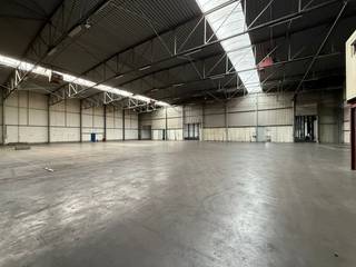 Deze ruime opslagruimte met een oppervlakte van 5758 m² beschikt over een vrije hoogte van 8 meter en is uitgerust met 2 automatische...