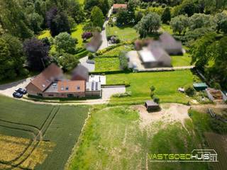 Op een rustige en landelijke locatie in Sint-Pieters-Kapelle (Pajottegem) bevindt zich deze ruime, energiezuinige, halfopen bebouwing met een bebouwde oppervlakte van maar liefst 285 m². De woning met een afzonderlijk weiland en een prachtig open zicht werd volledig gerenoveerd en combineert hedendaags wooncomfort met een uitzonderlijke ligging te midden van de uitgestrekte Pajotse velden en de watertoren. Als extra troef beschikt de eigendom over een afzonderlijk weiland van 14a10ca aan de overzijde van de straat. Bij het betreden van de woning wordt u verwelkomd in een lichtrijke leefomgeving waar ruimte en comfort centraal staan. De moderne open keuken met centraal eiland vormt het hart van de woning en biedt dankzij de grote raampartijen een prachtig zicht op het omliggend landschap en de watertoren. De indeling en de beschikbare ruimtes maken deze woning bovendien interessant voor wie wonen en werken wenst te combineren (thuisbureau, vrij beroep,…). De woning beschikt over 3 ruime slaapkamers en 2 badkamers met inloopdouche waarvan 1 badkamer op het gelijkvloers nog verder naar eigen smaak kan worden ingericht. Buiten geniet u van een verzorgde aangelegde tuin, een ruim zonneterras, een inpandige garage en een grote, hoge carport. Het afzonderlijke weiland biedt bovendien tal van mogelijkheden voor liefhebbers van natuur, dieren of extra buitenruimte. Ook op technisch vlak scoort deze woning uitstekend dankzij de aanwezigheid van een warmtepomp, zonnepanelen, een conforme elektrische installatie, een asbestveilig attest en een gunstig EPC-label A. Deze eigendom biedt een unieke combinatie van ruimte, rust, energiezuinigheid en hedendaags wooncomfort op een uitzonderlijke locatie met panoramisch uitzicht. Vraag nu meer informatie of plan uw bezoek 054/69.68.67.