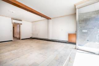 Bent u op zoek naar een woning met karakter die u volledig naar eigen smaak kunt afwerken? Dan biedt deze centraal gelegen woning in het hart van Sinaai een unieke opportuniteit. Gelegen op wandelafstand van de gezellige Dries van Sinaai geniet u hier van een uitstekende ligging. Voor deze woning werd reeds een stedenbouwkundige vergunning afgeleverd voor de verbouwing, waardoor u zonder zorgen aan de realisatie van uw woonproject kunt beginnen. Bovendien werd het dak reeds volledig vernieuwd, wat meteen een belangrijke investering vertegenwoordigt. Op het gelijkvloers beschikt de woning over een voorplaats, een gezellige leefruimte, een keuken, een aparte eethoek, een kelder en een ruime, aangename tuin. Op de eerste verdieping bevinden zich momenteel drie slaapkamers. Daarnaast biedt de tweede verdieping nog heel wat uitbreidingsmogelijkheden. Dit pand vormt de ideale basis voor wie op zoek is naar een renovatieproject met tal van mogelijkheden. Dankzij de reeds uitgevoerde werken en de afgeleverde vergunning ligt de weg open om van deze woning een echte parel te maken, volledig afgestemd op uw eigen wensen en noden. Kortom, een woning met een uitstekende ligging, een solide basis en een enorm potentieel voor wie de handen uit de mouwen wil steken.