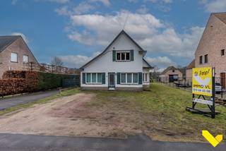 Te renoveren woning met rustige ligging op prachtig perceel.Deze rustig gelegen woning op een ruime perceel van 2.213m² kan een leuk projectje...