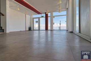 Ontdek dit uitzonderlijk handelspand op het gelijkvloers van een standingvol gebouw aan de zeedijk. De ideale plek om je zaak zichtbaar én stijlvol...