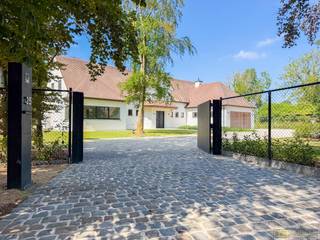EXCLUSIEVE EN UITERST ENERGIEZUINIGE VILLA, gelegen op een PRACHTIG GROEN EN LANDELIJK PERCEEL van ca. 3.376 m² te Avelgem. Deze unieke eigendom combineert een INDRUKWEKKENDE BEWOONWARE OPPERVLAKTE van ca. 444 m² met een LUXUEUSE AFWERKING en de MEEST MODERNE TECHNIEKEN. Hier geniet u van een UITZONDERLIJKE WOONERVARING waar RUIMTE, COMFORT en EXCLUSIVITEIT naadloos samenvloeien. Deze Villa van +- 1998 werd in 2026 VOLLEDIG GERENOVEERD met uitsluitend KWALITATIEVE MATERIALEN en een AFWERKING OP MAAT. Dankzij het UITSTEKENDE EPC-label A en een uitgebreid pakket aan DUURZAME TECHNIEKEN is deze villa volledig klaar voor de toekomst. Zo beschikt de woning onder meer over 36 ZONNEPANELEN, een WARMTEPOMP, ZONNEBOILER, AIRCO, HR-BEGLAZING, een STIJLVOL tegelpannen DAK, een HYPERGEÏNSTALLEERDE DESIGNKEUKEN met Miele-toestellen en tal van andere hoogwaardige voorzieningen die bijdragen aan een ongeëvenaard wooncomfort. Bovendien is het POOLHOUSE MET BAR een absolute blikvanger. Dankzij de INDRUKWEKKENDE HARMONICA-RAMEN kan het poolhouse volledig geopend worden, wat zorgt voor een UNIEKE BINNEN-BUITEN BELEVING en een optimaal contact met het TERRAS en het ZWEMBAD.<br />De indeling gaat als volgt: via de inkomhal met gastentoilet en een aparte bureauruimte betreedt u de leefruimtes. De luxueus ingerichte leefkeuken biedt een prachtig zicht op de tuin en vormt samen met de gezellige woonkamer met gashaard het kloppende hart van de woning. Verder beschikt het gelijkvloers over een ruime bijkeuken, een veelzijdige polyvalente ruimte, ideaal als, fitnessruimte, speelkamer of praktijk, een volledig ingerichte badkamer en een dubbele inpandige garage. Op de 1ste verdieping geeft de ruime nachthal toegang tot 4 volwaardige slaapkamers, die stuk voor stuk werden voorzien van ingemaakte kasten en een eigen stijlvolle badkamer. De exclusieve master bedroom vormt een absolute blikvanger en beschikt over een gashaard, een ruime dressing op maat en een luxueuze ensuite badkamer.<br />Buitenshuis wordt u omringd door een prachtig aangelegde tuin waar rust, privacy en luxe centraal staan. Het verwarmde zwembad met 'plage', het stijlvolle poolhouse, de ruime terrassen en de uitgestrekte groenzones creëren een unieke buitenbeleving. De volledig omheinde oprit biedt bovendien ruim voldoende parkeergelegenheid voor meerdere wagens. Bovendien beschikt deze eigendom over een gastenparking met aparte toegang tot het perceel via de straatzijde.<br /><br />Adres: Krevelstraat 25 te Avelgem<br /><br />EPC: 98kWh/m²; G-score C en P-score D; Geen renovatieverplichting van toepassing; Bestuursmaatregelen in het maatregelenregister: Neen; Beschikbaar bij akte