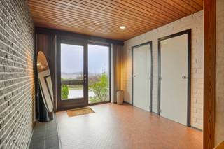 deze architectenwoning in open bebouwing bevindt zich aan de rand van het centrum van Lubbeek. De woning heeft aangename, heldere en open leefruimtes op het gelijkvloers, een mezzanine en 3 kamers op de verdieping en een kelderverdieping met dubbele, inpandige garage. De tuin aan de woning is volledig aangelegd en biedt zowel voor- als achteraan vergezichten op de omliggende velden.
Architectenwoning
Omvattende:
Gelijkvloers: inkomhal, zit- en eetkamer, keuken, berging en wasplaats, toiletruimte
Eerste verdieping: mezzanine, 3 slaapkamers, badkamer
Kelderverdieping: dubbele garage, chauffageruimte en 3 bergingen
Inrit, terras en tuin: inrit, aangelegde tuin met terras
Ligging: de woning bevindt zich aan de rand van het centrum van Lubbeek en biedt alle faciliteiten in de nabije omgeving. Bushaltes zijn vlakbij, het station van Vertrijk bevindt zich op 8 km en de aansluiting met de E40 of de ring rond Leuven is op een 10-tal km afstand.
Bekijkt u dit pand via één van onze aanverwante websites, dan verwijzen wij u graag door naar onze eigen website. https://www.itimmo.be/bollenberg-77-lubbeek