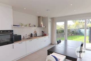 <p><span>ENERGIENEUTRALE WONING MET 3 SLAAPKAMERS<br /><br />Groenhoekstraat 12 te Beringen is de thuisbasis van deze woning die op een zeer gunstige locatie terug te vinden is.<br /><br />Deze HOB werd in 2023 energiezuinig gebouwd en voorzien van de laatste nieuwe technieken zoals zonnepanelen, warmtepomp voor koeling en verwarming, warmtepompboiler, ventilatiesysteem D en regenwaterrecuperatie.<br /><br />We betreden dit pand via de inkomhal waar we eveneens het gastentoilet terugvinden. Verderop vinden we de leefruimte met open keuken en berging met zicht en directe toegang tot de tuin en het terras.<br /><br />Op de eerste verdieping vinden we de nachthal terug die toegang geeft tot de 3 slaapkamers, een 2de berging voor het plaatsen van wasmachine en droogkast en de badkamer uitgerust met een douche, lavabomeubel met dubbele spoelbak en toilet.<br /><br />Bijkomend is er nog een ruime buitenberging voorzien in de tuin.</span></p><p><span> </span></p><p><span>KORT SAMENGEVAT</span><span>:</span></p><p><span>Vraagprijs: € 289.500,00<br />Verkoop onder het stelsel van btw (21%)</span></p><p><span>Totale prijs: € 350.295,00<br /><br />Bent u opzoek naar een energiezuinige en instapklare woning?</span></p><p><span>Contacteer ons voor meer informatie 078 78 30 39 – <span>info@canius.be</span></span></p><p><span> </span></p><p><span>*Deze gegevens zijn louter ter informatieve titel. De vermelde oppervlaktes zijn slechts indicatie. Canius Real Estate kan niet verantwoordelijk gesteld worden voor de juistheid van de aan haar verstrekte gegevens. </span></p><p><span> </span></p><p><span> </span></p>