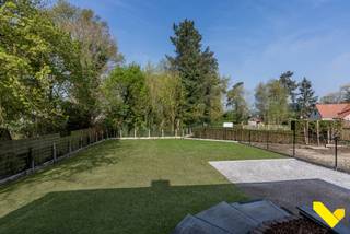 Instapklare, gerenoveerde woning met 3 slaapkamers, ruime tuin en ideale ligging!<br /><br />Bent u op zoek naar een gezellige, stijlvolle en volledig instapklare woning? Deze prachtig gerenoveerde woning combineert comfort, charme en een uitstekende ligging!<br /><br />Indeling en troeven:<br />• Zonnepanelen 7.360Wp/16 stuks<br />• 3 ruime slaapkamers, allen voorzien van massieve parketvloer voor een warme, luxueuze uitstraling<br />• Gezellige leefruimte met haard en parketvloer – ideaal voor gezellige avonden thuis<br />• Inkomhal met voldoende plaats voor vestiaire<br />• Volledig ingerichte keuken met alle comfort<br />• Badkamer met zowel ligbad als douche<br />• 2 aparte toiletten – extra praktisch voor gezinnen of gasten<br />• Volledig geschilderd – u hoeft enkel nog uw meubels te plaatsen en te verhuizen!<br />• Kelder aanwezig onder het ganse huis met mogelijkheid tot parkeren van 2 wagens <br /><br />Buitenruimte:<br />• Zeer ruime, aangelegde tuin van ca. 800 m² – perfect voor tuinliefhebbers, kinderen of huisdieren<br />• Overdekte buitenruimte, waar uw tuinmeubelen het hele jaar door kunnen blijven staan – ideaal voor zomerse barbecues én winterse gezellige momenten buiten.<br /><br />Ligging:<br />• Slechts 6 minuten van afrit Halen (E314) – snelle verbinding richting Leuven, Hasselt of Genk<br />• Op 5 minuten van het treinstation – perfect voor pendelaars<br />• Rustige ligging met alle voorzieningen in de buurt<br /><br />Samengevat:<br />Deze woning is tot in de puntjes gerenoveerd en klaar om meteen in te trekken. Kwalitatieve afwerking, een zee van ruimte binnen én buiten, én een toplocatie. Dit is een unieke kans voor wie zorgeloos wil verhuizen!<br /><br />Interesse? Mis deze kans niet en neem snel contact op voor een bezoek ter plaatse!