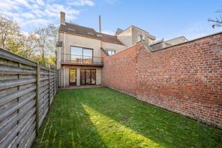 Toffe halfopen bel-étage woning, rustig gelegen aan het Gebroeders Van Raemdonckpark en nabij het centrum van Kortrijk! <br /><br />Indeling: op het gelijkvloers bevindt zich de inkomhal met apart toilet, grote garage met wasruimte en veel extra berging. <br />Op verdieping 1 hebben we de lichtrijke leefruimte en keuken met zicht op de tuin en een leuk zongericht terras. <br />De 3 volwaardige slaapkamers en de badkamer bevinden zich op het tweede verdiep.<br />Leuke omheinde tuin aanwezig, genietend van alle privacy.<br /><br />Troeven: goede ligging (ideaal voor zij die op zoek zijn naar rust maar toch alles dichtbij), inpandige garage, dubbel glas.<br /><br />Meer informatie of een bezoek: charlotte@immobeguin.be