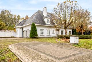 Deze stijlvolle en tijdloze villa, gelegen in het rustige Berbroek (Herk-de-Stad), biedt een perfecte combinatie van ruimte, comfort en karakter. Met een perceel van 2.939 m² en een bewoonbare oppervlakte van 381 m² (bron EPC) geniet je hier van royale leefruimtes in een groene en gunstig gelegen omgeving, vlak bij de snelweg en alle voorzieningen. Extra troef is de losstaande garage (+-90m2) achteraan het perceel.<br />De villa werd gebouwd in 1989 en onderscheidt zich door haar doordachte indeling en authentieke afwerking. De lichtrijke living met gezellige tv-hoek en aansluitende leefkeuken creëert een warme en open sfeer. Zowel de leefruimte als de keuken zijn volledig op de tuin georiënteerd, wat zorgt voor een aangename lichtinval en een harmonieus binnen-buitengevoel.<br />Aansluitend aan de keuken bevindt zich een praktische wasplaats en een dubbele inpandige garage. De inkomhal met gerecupereerde natuurstenen vloer en karaktervolle trap vormt een stijlvolle eyecatcher bij het binnenkomen. Op de eerste verdieping bevinden zich vier slaapkamers, een apart toilet en een ruime badkamer.<br />De zuidgerichte tuin biedt de hele dag zon en vormt samen met het aangename terras een ideale plek om te ontspannen of te genieten van buitenactiviteiten. Achteraan het perceel bevindt zich bovendien een grote vrijstaande garage van ca. 90 m², die tal van mogelijkheden biedt voor hobby, opslag of zelfstandige activiteit.<br /><br />Buitengewone kenmerken:<br />- Perceeloppervlakte: 2.939 m²<br />- 4 slaapkamers<br />- Zuidgerichte tuin met overdekt terras en haard<br />- Vrijstaande garage van ca. 90 m² achteraan het perceel<br />- Breed perceel +- 38m<br />- Te renoveren zwembad