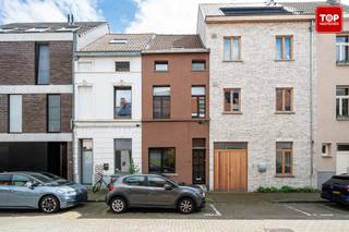 Deze gezellige rijwoning bevindt zich in de Puinstraat, tussen het station Dampoort, de visserij en Portus Ganda. Werkelijk een toplocatie, strategisch zeer goed gelegen!<br /><br />Het centrum van Gent is gemakkelijk te bereiken te voet of per fiets. Met het openbaar vervoer ben je op enkele minuten in de bruisende stad.<br />Naast het station zijn er ook tal van supermarkten, scholen, restaurants op wandel en/of fietsafstand terug te vinden. Ook het prachtige zwembad Van Eyck ligt op een paar minuten stappen. Je zit werkelijk tussen tal van gezellige parkjes en ook aan Portus Ganda is het heerlijk vertoeven. <br />Kortom, met de ligging van deze woonst is een auto absoluut niet noodzakelijk<br />En toch ben je op minder dan 5 min op alle belangrijke toegangswegen de E17, E40 en de R4.<br /><br />Via de inkomhal komen we terecht in de ruime leefruimte met open, moderne keuken. Eveneens op het gelijkvloers vinden we en een bergruimte met aansluiting voor de wasmachine en droogkast alsook een eerste badkamer met douche. <br /><br />Op de eerste verdieping bevinden zich twee ruime slaapkamers alsook de 2de badkamer met douche en wastafel. <br />Op de tweede verdieping zijn er nog 2 ruime slaapkamers met tal van mogelijkheden. <br />Tevens is er een zolder voorzien, ideaal als bergruimte. Er zijn reeds plannen uitgewerkt tot het maken van een dakterras op de zolderverdieping. <br /><br />Extra troeven : <br />- De woning werd in 2017 volledig gerenoveerd <br />- Het heeft een zeer gunstige energiescore. EPC B (140)<br />- Alle kamers hebben ingebouwde kasten en bureau<br />- Er is een mogelijkheid om het balkon te laten vergunnen en een balustrade te plaatsen<br />- 4 slaapkamers op deze locatie biedt tal van mogelijkheden. Zeker voor grote gezinnen, maar ook voor cohousing...<br /><br />De woning is perfect onderhouden<br /><br />Deze opportuniteit is ideaal voor wie in Gent wil wonen en alles dichtbij wil hebben. De indeling en de ruimtes bieden dit huis alles om er een echte thuis van te maken<br /><br />Beschikbaar bij akte<br /><br />Interesse in deze TOPPER? Contacteer dan snel Topvastgoed voor een bezoek op het nummer 0475 700 700